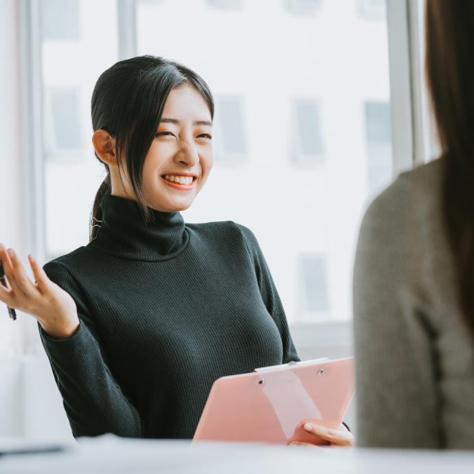 女性のキャリアアドバイザーが笑顔で相談にのっている様子